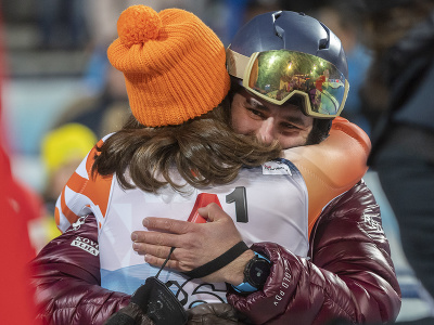 Na snímke slovenská lyžiarka Petra Vlhová sa teší s bratom Borisom z víťazstva v nočnom slalome Svetového pohára žien v rakúskom Flachau