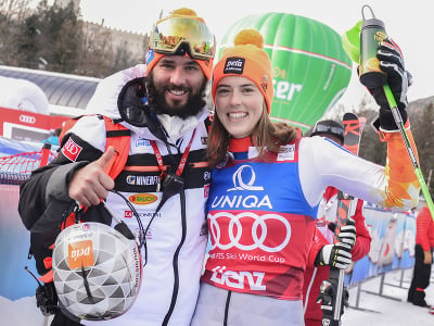 Slovenská lyžiarka Petra Vlhová oslavuje s bratom Borisom víťazstvo v slalome v Lienzi