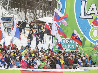 Slovenskí fanúšikovia v 1. kole v obrovskom slalome žien Svetového pohára v alpskom lyžovaní v slovinskej Kranjskej Gore