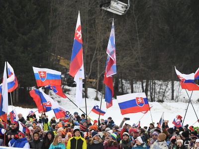 Fanúšikovia Slovenska oslavujú tretie miesto Petry Vlhovej v obrovskom slalome žien Svetového pohára v alpskom lyžovaní v slovinskej Kranjskej Gore