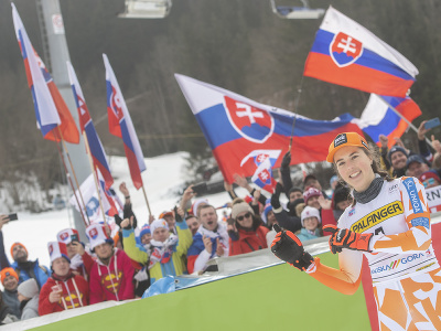 Petra Vlhová oslavuje s fanúšikmi tretie miesto v obrovskom slalome žien Svetového pohára v alpskom lyžovaní v slovinskej Kranjskej Gore