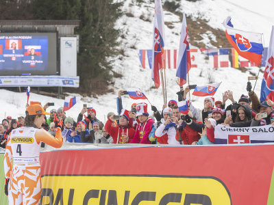 Petra Vlhová oslavuje s fanúšikmi tretie miesto v obrovskom slalome žien Svetového pohára v alpskom lyžovaní v slovinskej Kranjskej Gore