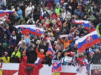 Fanúšikovia povzbudzuijú počas 2. kola slalome Svetového pohára alpských lyžiarok v slovinskej Kranjskej Gore