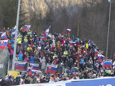 Na snímke slovenskí fanúšikovia povzbudzujú počas  druhého kola obrovského slalomu žien Svetového pohára v alpskom lyžovaní v rakúskom Semmeringu 