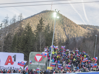 Na snímke slovenskí fanúšikovia povzbudzujú počas druhého kola obrovského slalomu žien Svetového pohára v alpskom lyžovaní v rakúskom Semmeringu