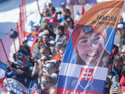 Slovenskí fanúšikovia Petry Vlhovej počas finále slalomu žien Svetového pohára v alpskom lyžovaní vo francúzskom Courchevel/Meribel