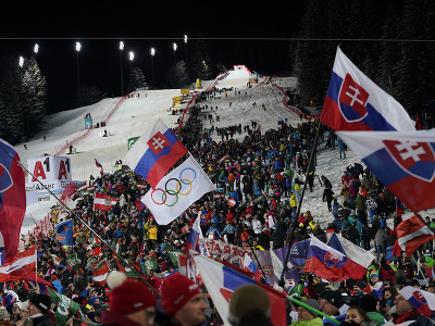 Na snímke slovenskí fanúšikovia povzbudzujú počas 2. kola nočného slalomu Svetového pohára žien v rakúskom Flachau