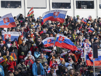 Na snímke slovenskí fanúšikovia počas Svetového pohára žien v alpskom lyžovaní v rakúskom Lienzi