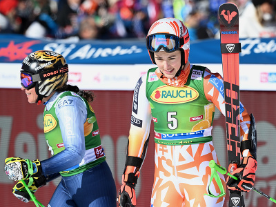 Slovenská lyžiarka Petra Vlhová (vpravo) obsadila tretie miesto v obrovskom slalome Svetového pohára v rakúskom Söldene