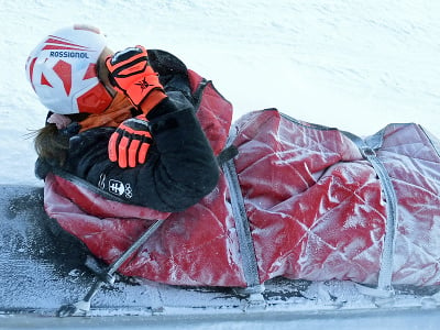 Na snímke slovenská lyžiarka Petra Vlhová počas prevozu na saniach 