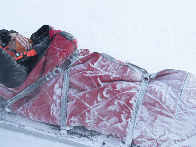 Na snímke slovenská lyžiarka Petra Vlhová počas prevozu na záchranných saniach