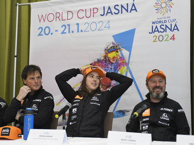 Na snímke slovenská reprezentantka v zjazdovom lyžovaní Petra Vlhová (uprostred), jej tréner Mauro Pini (vľavo) a asistent trénera Matej Gemza sa usmievajú počas tlačovej konferencie pred  pretekmi Svetového pohára alpských lyžiarok vo Flachau a v Jasnej vo štvrtok 11. januára 2024.