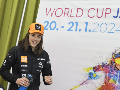 Na snímke slovenská reprezentantka v zjazdovom lyžovaní Petra Vlhová prichádza na tlačovú konferenciu pred pretekmi Svetového pohára alpských lyžiarok vo Flachau a v Jasnej vo štvrtok 11. januára 2024. Slalom vo Flachau je na programe 16. januára. 