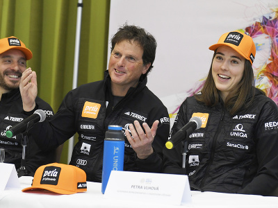 Na snímke slovenská reprezentantka v zjazdovom lyžovaní Petra Vlhová (vpravo) a jej tréner Mauro Pini (uprostred) sa usmievajú počas tlačovej konferencie