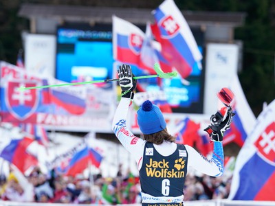 Slovenskí fanúšikovia v slovinskej Krajnskej Gore podporujú Petru Vlhovú