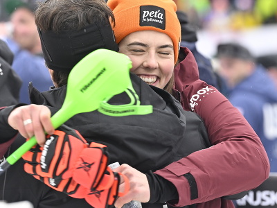Slovenská lyžiarka Petra Vlhová a jej tréner Mauro Pini sa objímajú po víťazstve v slalome Svetového pohára v alpskom lyžovaní v slovinskej Kranjskej Gore