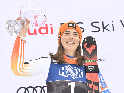 Slovenská lyžiarka Petra Vlhová pózuje na pódiu po víťazstve v slalome Svetového pohára v alpskom lyžovaní v slovinskej Kranjskej Gore