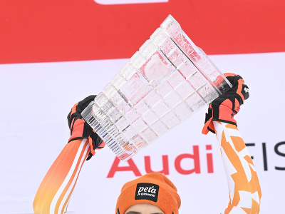 Slovenská lyžiarka Petra Vlhová pózuje na pódiu po víťazstve v slalome Svetového pohára v alpskom lyžovaní v slovinskej Kranjskej Gore