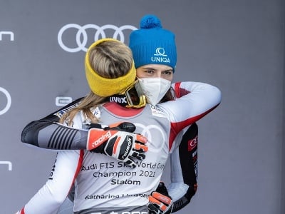 Petra Vlhová a gratulujúca slalomová víťazka Katharina Liensbergerová
