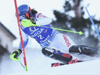 Na snímke slovenská lyžiarka Petra Vlhová na trati v 1. kole slalomu v rakúskom Lienzi.