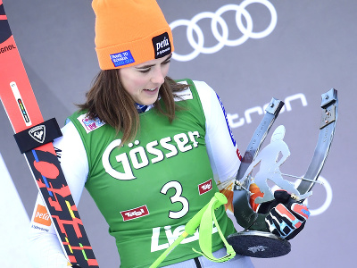 Petra Vlhová oslavuje druhé miesto v obrovskom slalome v rakúskom Lienzi