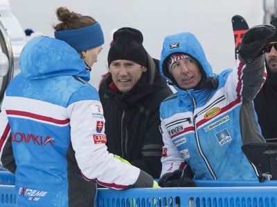 Slovenská lyžiarka Petra Vlhová (vľavo) a jej tréner Livio Magoni (vpravo) po slalome na majstrovstvách sveta v alpskom lyžovaní