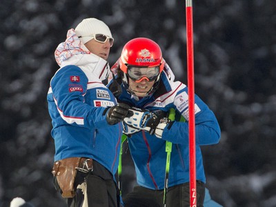 Tréner Livio Magoni a vpravo jeho zverenkyňa slovenská slalomárka Petra Vlhová