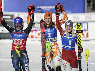 Najlepšia trojka: Američanka Mikaela Shiffrinová, Petra Vlhová a Rakúšanka Katharina Truppeová 