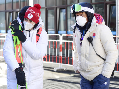 Na snímke zľava slovenská lyžiarka Petra Vlhová a tréner Mauro Pini po tréningu pred začiatkom XXIV. zimných olympijských hier 2022 v Pekingu 3. februára 2022 v stredisku Jen-čching