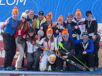 Petra Vlhová s tímom oslavuje pohárovú trofej víťazky za disciplínu po finálovom slalome Svetového pohára v alpskom lyžovaní žien vo francúzskom dejisku Courchevel/Meribel