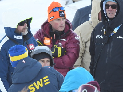 Na snímke uprostred tréner Mauro Pini po páde slovenskej lyžiarky Petry Vlhovej