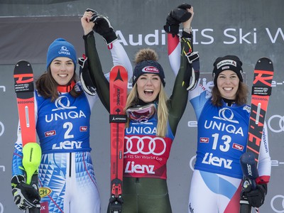 Na snímke slovenská lyžiarka Petra Vlhová a americká lyžiarka Michaela Shiffrinová