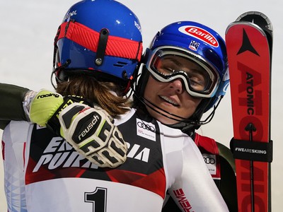 Mikaela Shiffrinová gratuluje Petre Vlhovej po slalome v Záhrebe