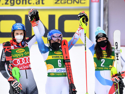 Na snímke slovenská lyžiarka Petra Vlhová (vľavo) obsadila druhé miesto v slalome Svetového pohára alpských lyžiarok 6. marca 2021 v Jasnej. Zvíťazila americká lyžiarka Mikaela Shiffrinová 