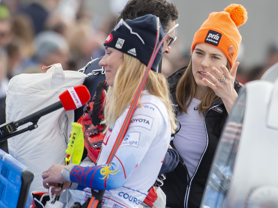 Slovenka Petra Vlhová (vpravo) a Američanka Mikaela Shiffrinová sa rozprávajú s médiami po štvrtkovom finále super-G Svetového pohára alpských lyžiarok vo francúzskom stredisku Courchevel/Meribel