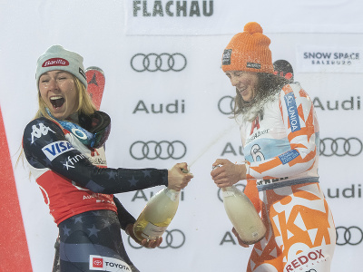 Na snímke slovenská lyžiarka Petra Vlhová (vpravo) oslavuje so šampanským na pódiu víťazstvo v nočnom slalome Svetového pohára žien v rakúskom Flachau v utorok 10. januára 2023. Na druhom mieste skončila Američanka Mikaela Shiffrinová (vľavo)