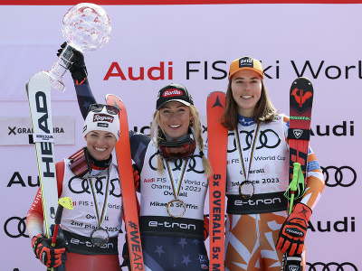 Americká lyžiarka Mikaela Shiffrinová (uprostred) drží veľký glóbus za celkové prvenstvo vo Svetovom pohári, druhé miesto obsadila Švajčiarka Lara Gutová-Behramiová (vľavo) a tretia Slovenka Petra Vlhová (vpravo).