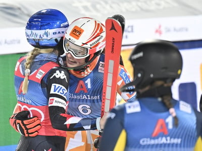 Na snímke slovenská lyžiarka Petra Vlhová (uprostred), Američanka Mikaela Shiffrinová (vľavo) a Švédka Sara Hectorová 