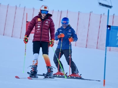 Petra Vlhová a Mikaela Shiffrinová na obhliadke trate pred obrovským slalomom v Jasnej
