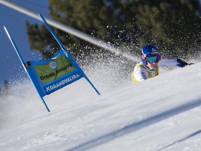 Na snímke slovenská lyžiarka Petra Vlhová počas 1. kola finálového obrovského slalomu Svetového pohára v zimnom stredisku Soldeu v Andorre