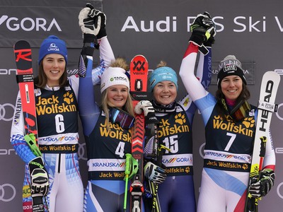 Petra Vlhová, Alice Robinsonová, Wendy Holdenerová a Meta Hrovatová na stupni víťazov