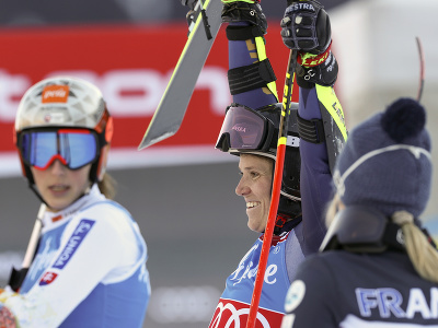 Petra Vlhová sleduje radosť Sary Hectorovej z triumfu v obrovskom slalome