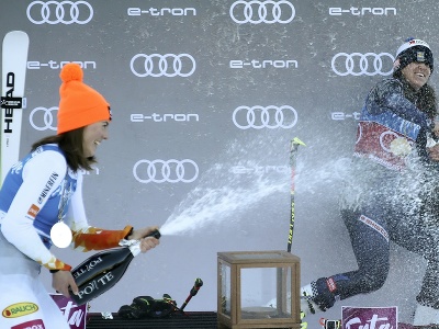 Švédska lyžiarka Sara Hectorová (vpravo) oslavuje na pódiu so šampanským spolu s druhou Slovenkou Petrou Vlhovou po 2. kole obrovského slalomu žien Svetového pohára v talianskom stredisku Kronplatz