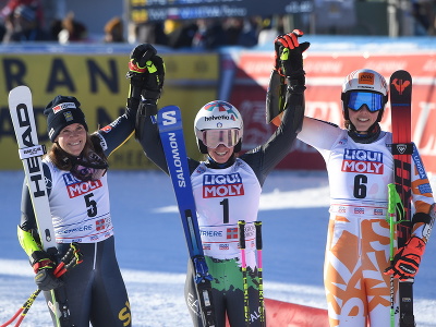 Na snímke vpravo tretia slovenská lyžiarka Petra Vlhová, uprostred víťazná Talianka Marta Bassinová a vľavo druhá Švédka Sara Hectorová oslavujú v cieli