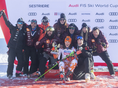 Na snímke uprostred slovenská lyžiarka Petra Vlhová oslavuje na pódiu spolu s tímom tretie miesto po 2. kole obrovského slalomu Svetového pohára žien v alpskom lyžovaní v talianskom Sestriere