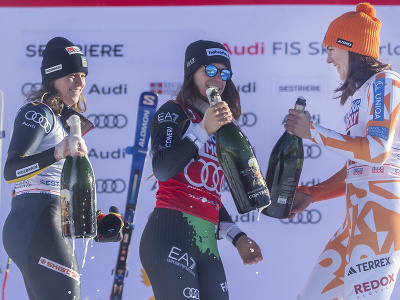 Na snímke vpravo tretia slovenská lyžiarka Petra Vlhová, uprostred víťazná Talianka Marta Bassinová a vľavo druhá Švédka Sara Hectorová oslavujú na pódiu so šampanským po 2. kole obrovského slalomu Svetového pohára žien v alpskom lyžovaní v talianskom Sestriere