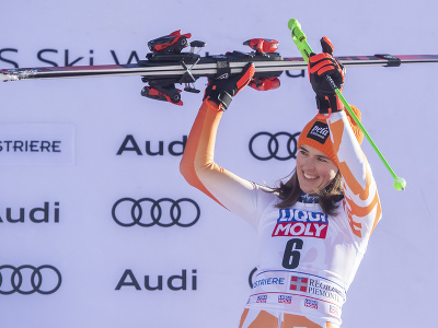 Na snímke slovenská lyžiarka Petra Vlhová na pódiu po 2. kole obrovského slalomu Svetového pohára žien v alpskom lyžovaní v talianskom Sestriere 
