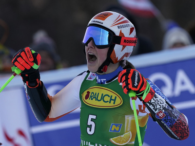 Petra Vlhová oslavuje druhé miesto v cieli obrovského slalomu v rakúskom Semmeringu