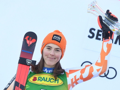 Petra Vlhová na stupni víťazov na druhom mieste v obrovskom slalome v Semmeringu