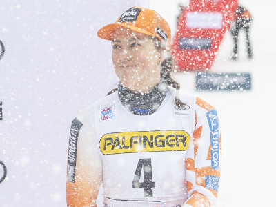 Petra Vlhová oslavuje so šampanským na pódiu tretie miesto v obrovskom slalome žien Svetového pohára v alpskom lyžovaní v slovinskej Kranjskej Gore